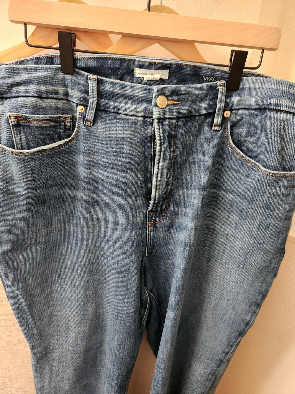 Good American Straight Leg Jeans in Light Blue Wash